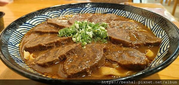 推薦桃園厲害的~集英會牛肉麵館湯頭超濃牛肉大塊又Q彈附有免費