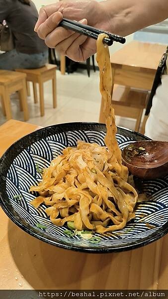 推薦桃園厲害的~集英會牛肉麵館湯頭超濃牛肉大塊又Q彈附有免費