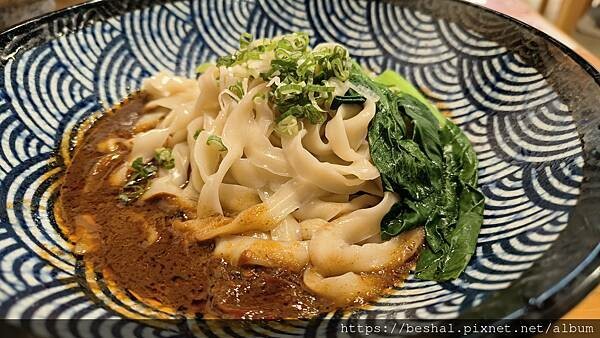 推薦桃園厲害的~集英會牛肉麵館湯頭超濃牛肉大塊又Q彈附有免費