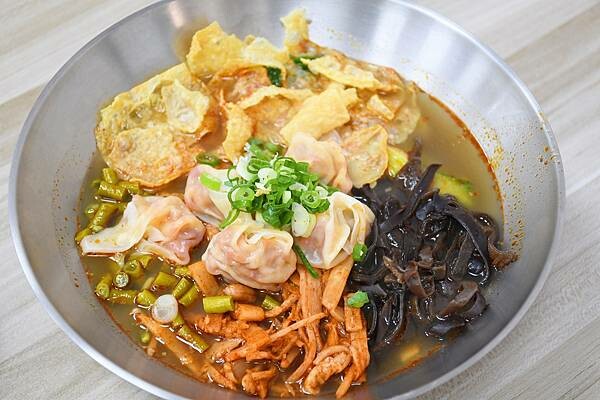 高雄市三民區一天只賣四小時的好滋味，每日限量的炸蛋吃不到會搥心肝【饗螺螺螄粉－三民建興店】超美味的螺螄粉，好康多