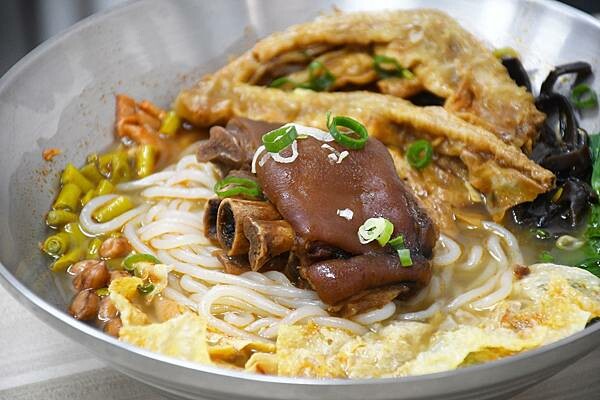 高雄市三民區一天只賣四小時的好滋味，每日限量的炸蛋吃不到會搥心肝【饗螺螺螄粉－三民建興店】超美味的螺螄粉，好康多