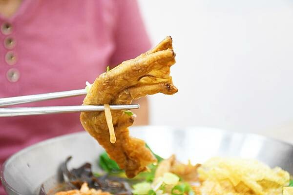 高雄市三民區一天只賣四小時的好滋味，每日限量的炸蛋吃不到會搥心肝【饗螺螺螄粉－三民建興店】超美味的螺螄粉，好康多