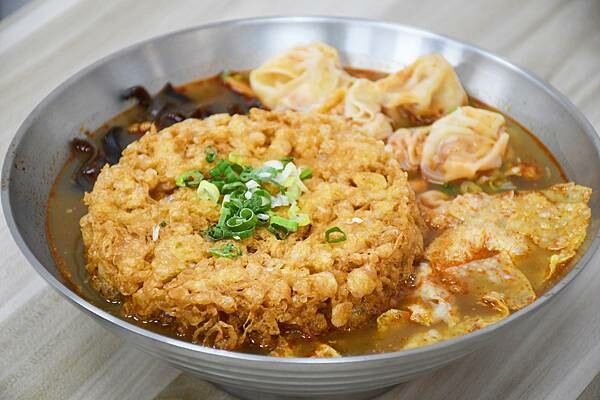 高雄市三民區一天只賣四小時的好滋味，每日限量的炸蛋吃不到會搥心肝【饗螺螺螄粉－三民建興店】超美味的螺螄粉，好康多