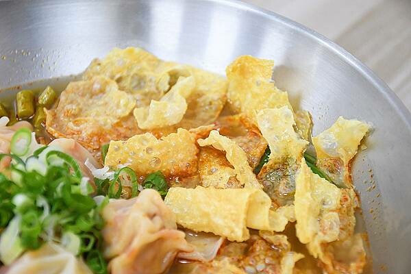 高雄市三民區一天只賣四小時的好滋味，每日限量的炸蛋吃不到會搥心肝【饗螺螺螄粉－三民建興店】超美味的螺螄粉，好康多