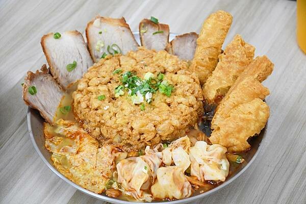 高雄市三民區一天只賣四小時的好滋味，每日限量的炸蛋吃不到會搥心肝【饗螺螺螄粉－三民建興店】超美味的螺螄粉，好康多