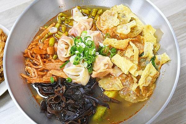 高雄市三民區一天只賣四小時的好滋味，每日限量的炸蛋吃不到會搥心肝【饗螺螺螄粉－三民建興店】超美味的螺螄粉，好康多