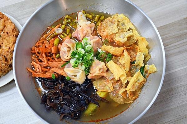 高雄市三民區一天只賣四小時的好滋味，每日限量的炸蛋吃不到會搥心肝【饗螺螺螄粉－三民建興店】超美味的螺螄粉，好康多