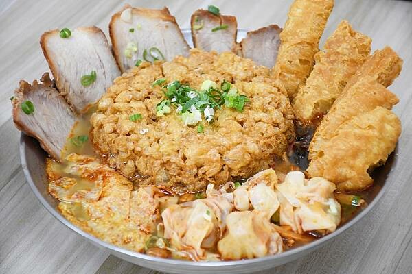 高雄市三民區一天只賣四小時的好滋味，每日限量的炸蛋吃不到會搥心肝【饗螺螺螄粉－三民建興店】超美味的螺螄粉，好康多