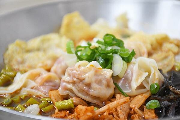 高雄市三民區一天只賣四小時的好滋味，每日限量的炸蛋吃不到會搥心肝【饗螺螺螄粉－三民建興店】超美味的螺螄粉，好康多