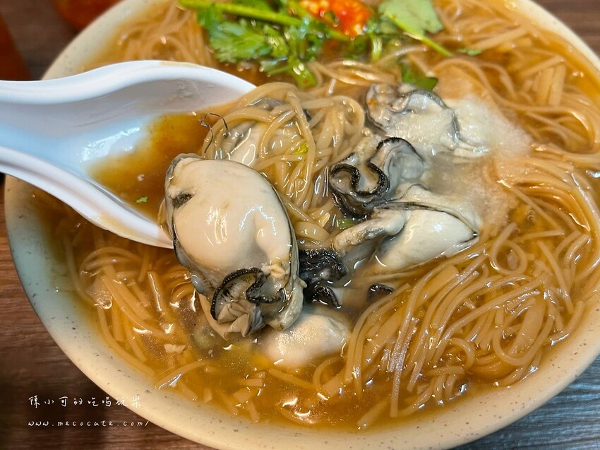 新北市三重區新北在地人推薦超好吃脆皮臭豆腐是這間，外帶客人絡繹不絕，蚵仔麵線也不錯！