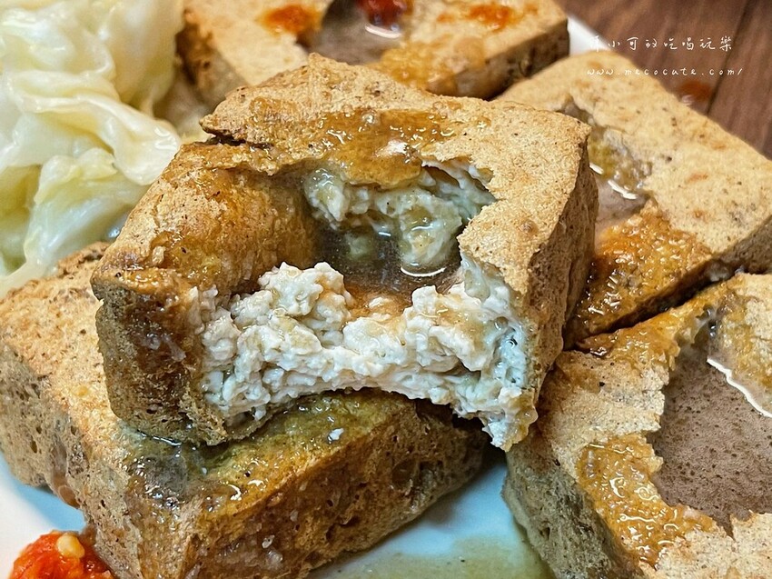 新北市三重區新北在地人推薦超好吃脆皮臭豆腐是這間，外帶客人絡繹不絕，蚵仔麵線也不錯！