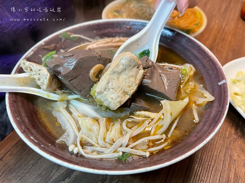 新北市三重區新北在地人推薦超好吃脆皮臭豆腐是這間，外帶客人絡繹不絕，蚵仔麵線也不錯！