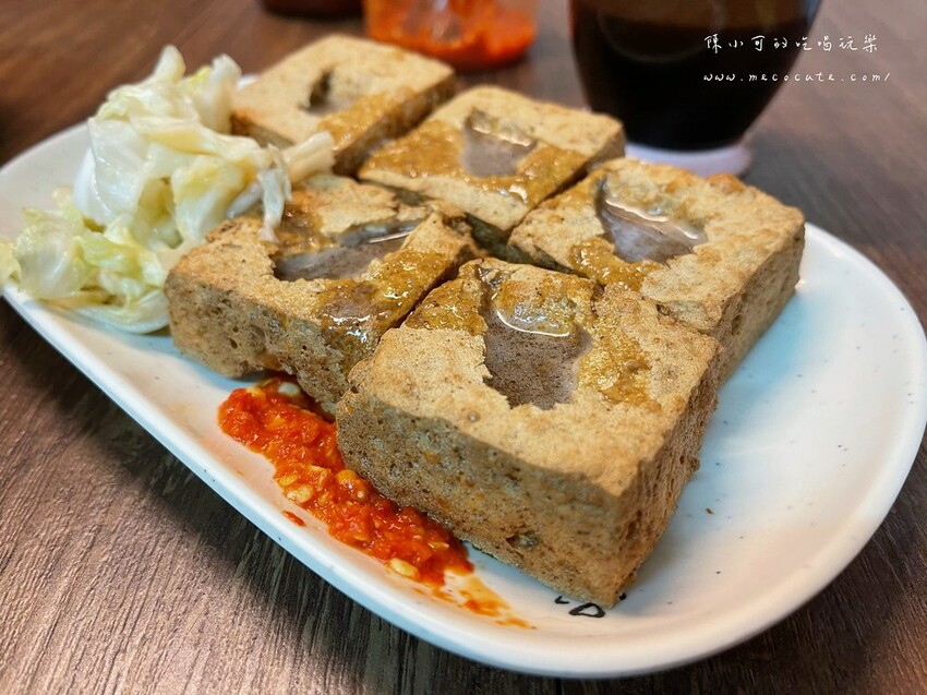 新北市三重區新北在地人推薦超好吃脆皮臭豆腐是這間，外帶客人絡繹不絕，蚵仔麵線也不錯！