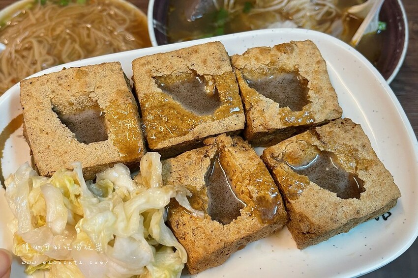 新北市三重區新北在地人推薦超好吃脆皮臭豆腐是這間，外帶客人絡繹不絕，蚵仔麵線也不錯！