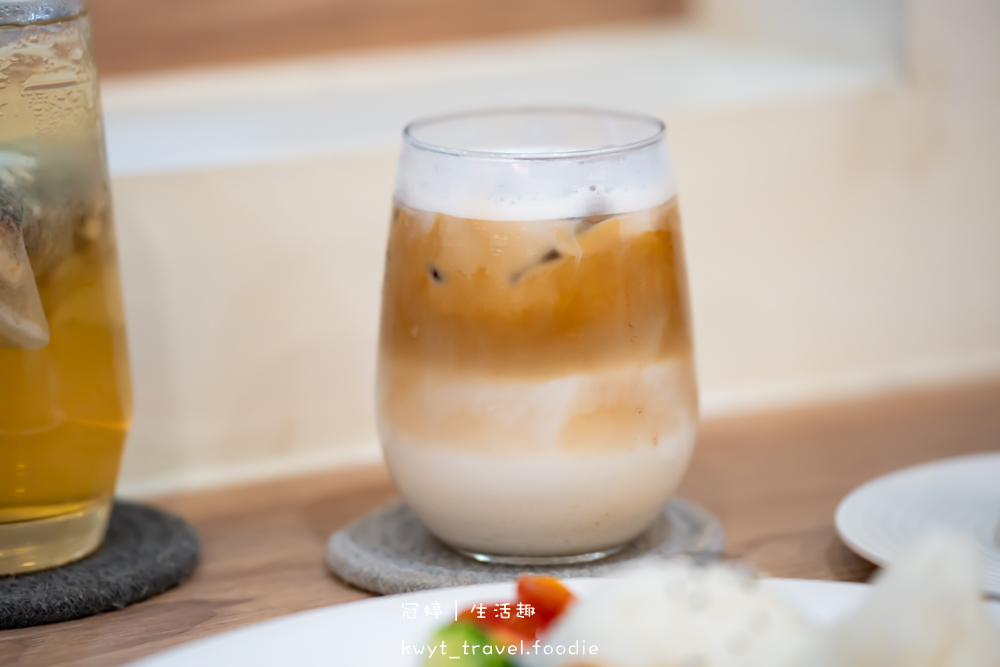 半刻貓·有貓的咖啡館,媲美甜點店的巴斯克蛋糕,與24隻貓咪共度美好時光,高雄貓咪咖啡廳推薦_2025菜單 – 冠婷生活趣