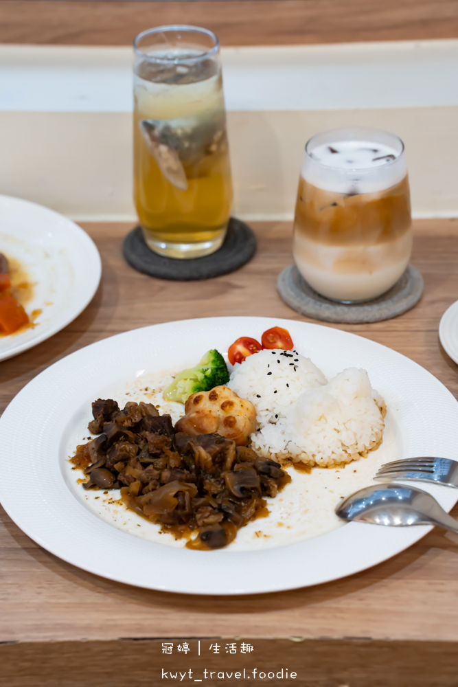 半刻貓·有貓的咖啡館,媲美甜點店的巴斯克蛋糕,與24隻貓咪共度美好時光,高雄貓咪咖啡廳推薦_2025菜單 – 冠婷生活趣