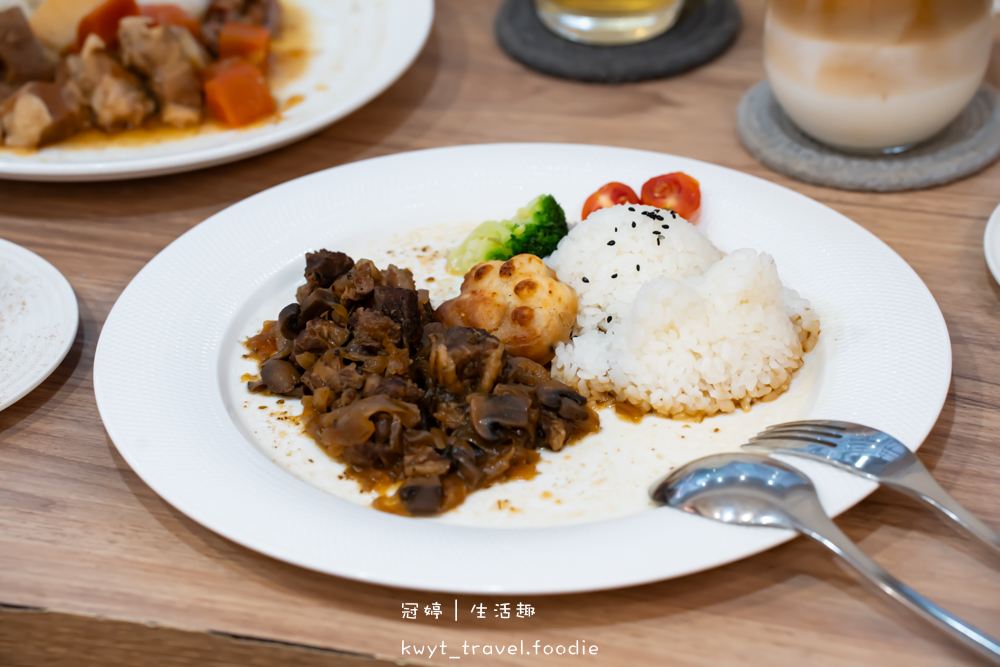 半刻貓·有貓的咖啡館,媲美甜點店的巴斯克蛋糕,與24隻貓咪共度美好時光,高雄貓咪咖啡廳推薦_2025菜單 – 冠婷生活趣