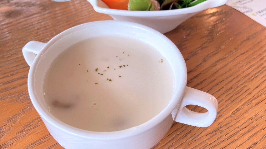 新北市土城區土城景觀餐廳 我們的家休閒小棧 Our Home 近捷運永寧站 桐花步道 寵物友善 水晶教堂 莊園草坪 小小廚師體驗