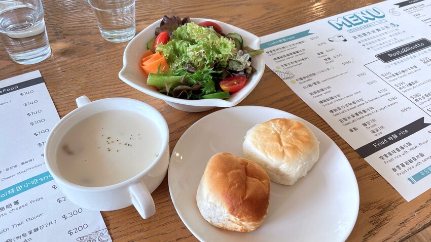 新北市土城區土城景觀餐廳 我們的家休閒小棧 Our Home 近捷運永寧站 桐花步道 寵物友善 水晶教堂 莊園草坪 小小廚師體驗