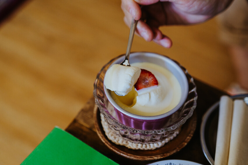 到一個不曾停留的山邊小村落,吸咖啡 甜點 和貓咪味|宜蘭東澳