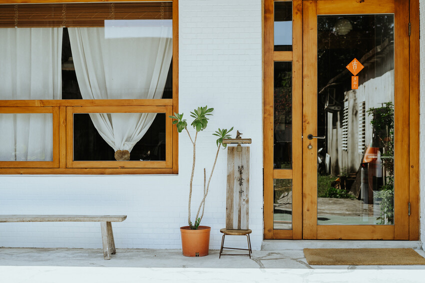 到一個不曾停留的山邊小村落,吸咖啡 甜點 和貓咪味|宜蘭東澳