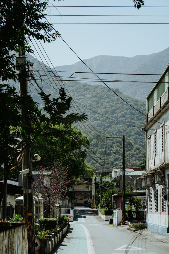 到一個不曾停留的山邊小村落,吸咖啡 甜點 和貓咪味|宜蘭東澳