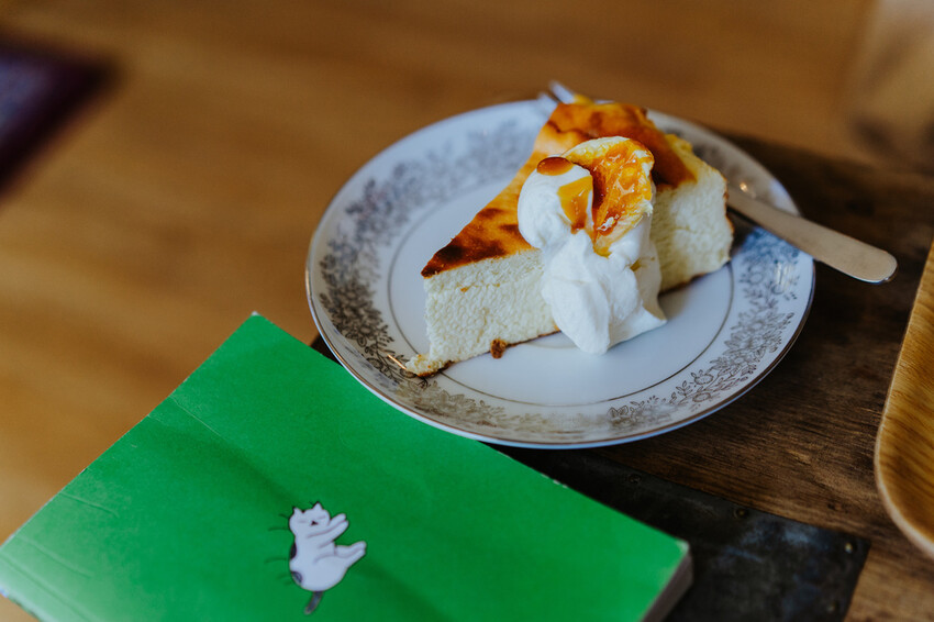 到一個不曾停留的山邊小村落,吸咖啡 甜點 和貓咪味|宜蘭東澳