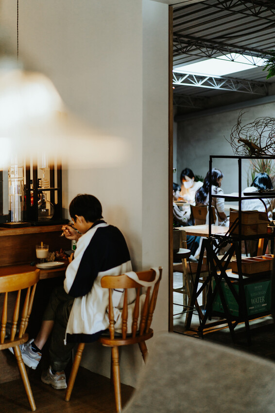 到一個不曾停留的山邊小村落,吸咖啡 甜點 和貓咪味|宜蘭東澳