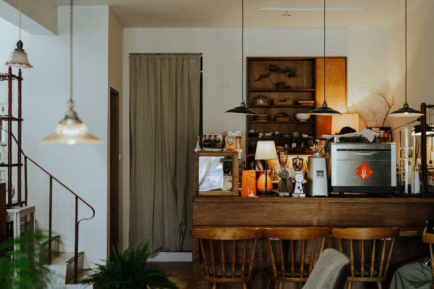 到一個不曾停留的山邊小村落,吸咖啡 甜點 和貓咪味|宜蘭東澳