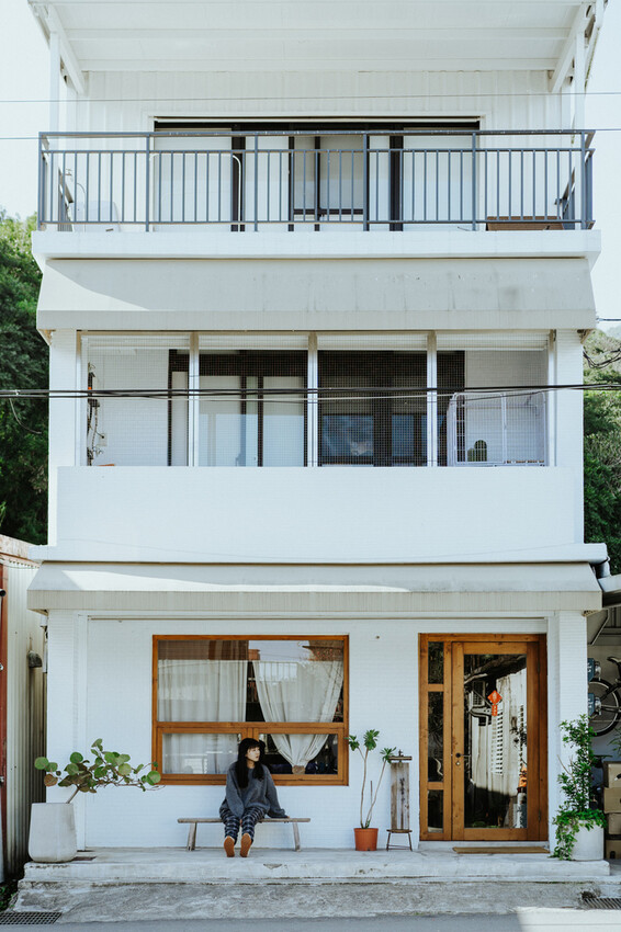 到一個不曾停留的山邊小村落,吸咖啡 甜點 和貓咪味|宜蘭東澳