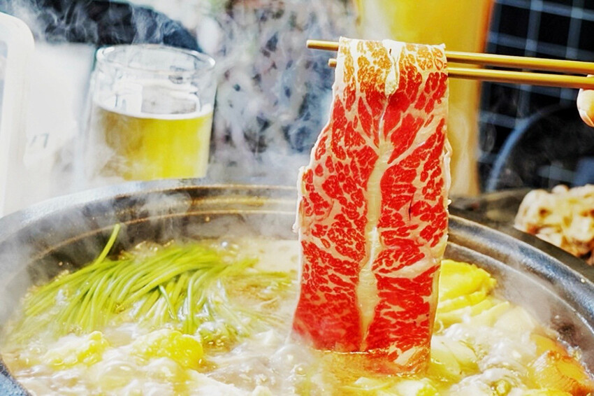 距離華泰名品城3分鐘車程!招牌石頭麻油炒魷魚干、辛香料~現場爆炒香氣好逼人