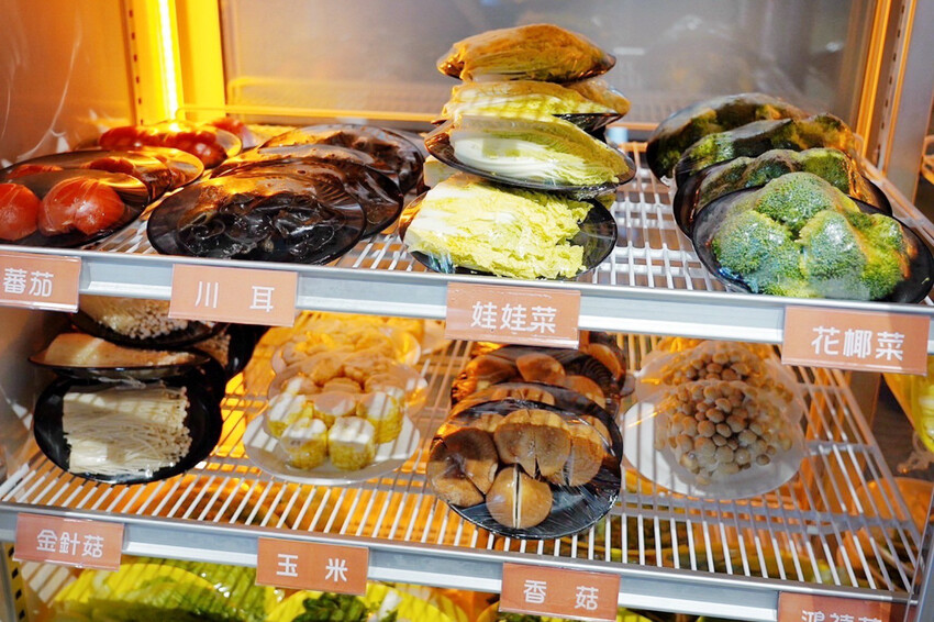 距離華泰名品城3分鐘車程!招牌石頭麻油炒魷魚干、辛香料~現場爆炒香氣好逼人