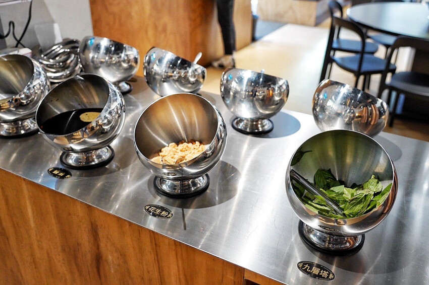 距離華泰名品城3分鐘車程!招牌石頭麻油炒魷魚干、辛香料~現場爆炒香氣好逼人