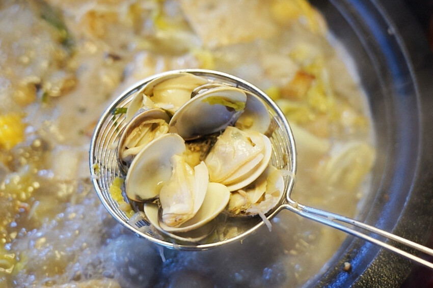 距離華泰名品城3分鐘車程!招牌石頭麻油炒魷魚干、辛香料~現場爆炒香氣好逼人