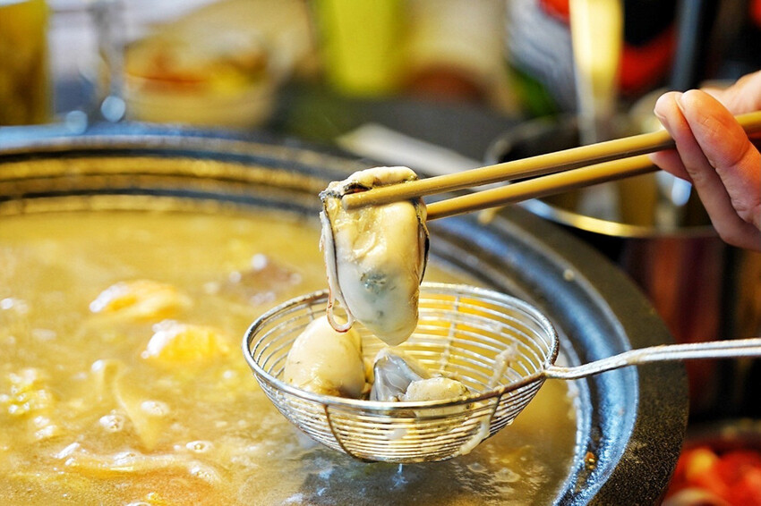 距離華泰名品城3分鐘車程!招牌石頭麻油炒魷魚干、辛香料~現場爆炒香氣好逼人