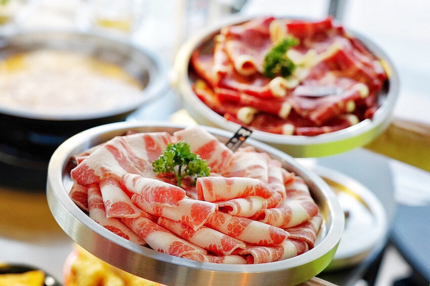 距離華泰名品城3分鐘車程!招牌石頭麻油炒魷魚干、辛香料~現場爆炒香氣好逼人