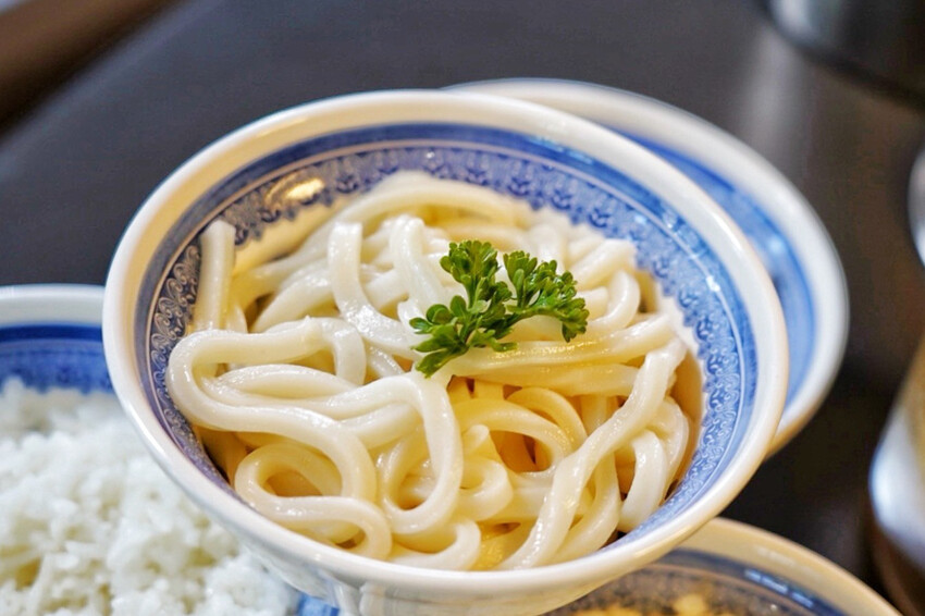 距離華泰名品城3分鐘車程!招牌石頭麻油炒魷魚干、辛香料~現場爆炒香氣好逼人