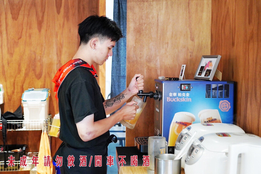 距離華泰名品城3分鐘車程!招牌石頭麻油炒魷魚干、辛香料~現場爆炒香氣好逼人