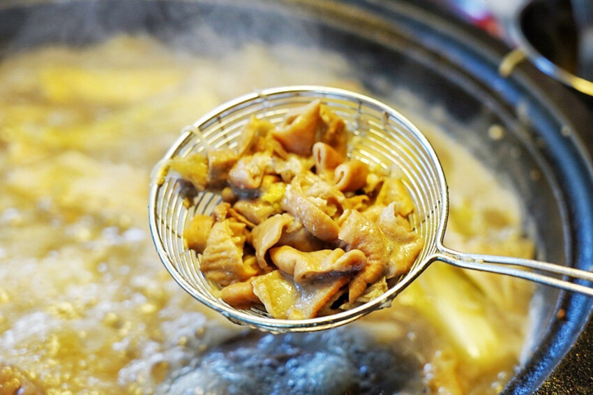 距離華泰名品城3分鐘車程!招牌石頭麻油炒魷魚干、辛香料~現場爆炒香氣好逼人