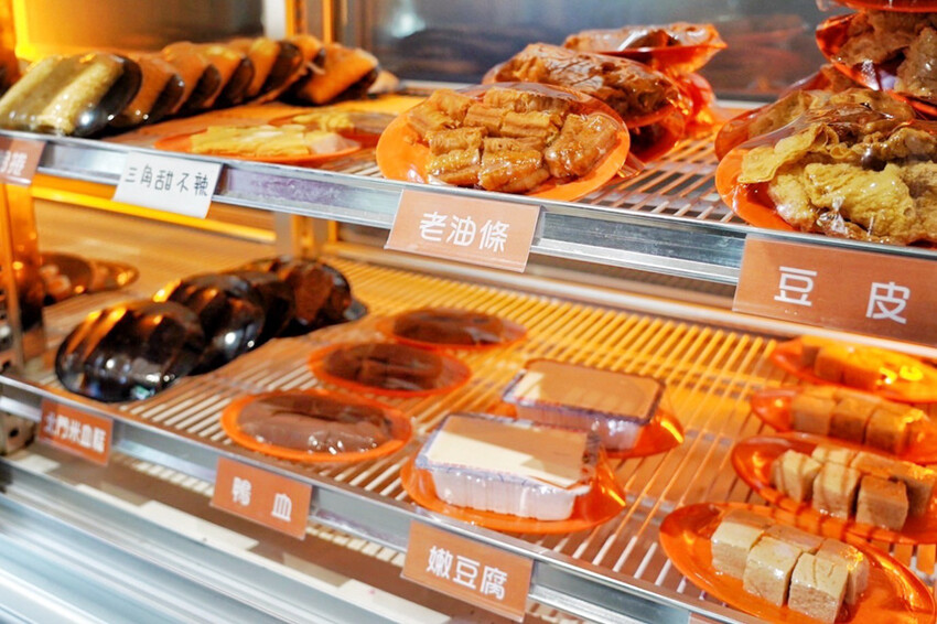 距離華泰名品城3分鐘車程!招牌石頭麻油炒魷魚干、辛香料~現場爆炒香氣好逼人