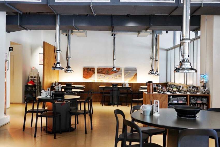 距離華泰名品城3分鐘車程!招牌石頭麻油炒魷魚干、辛香料~現場爆炒香氣好逼人