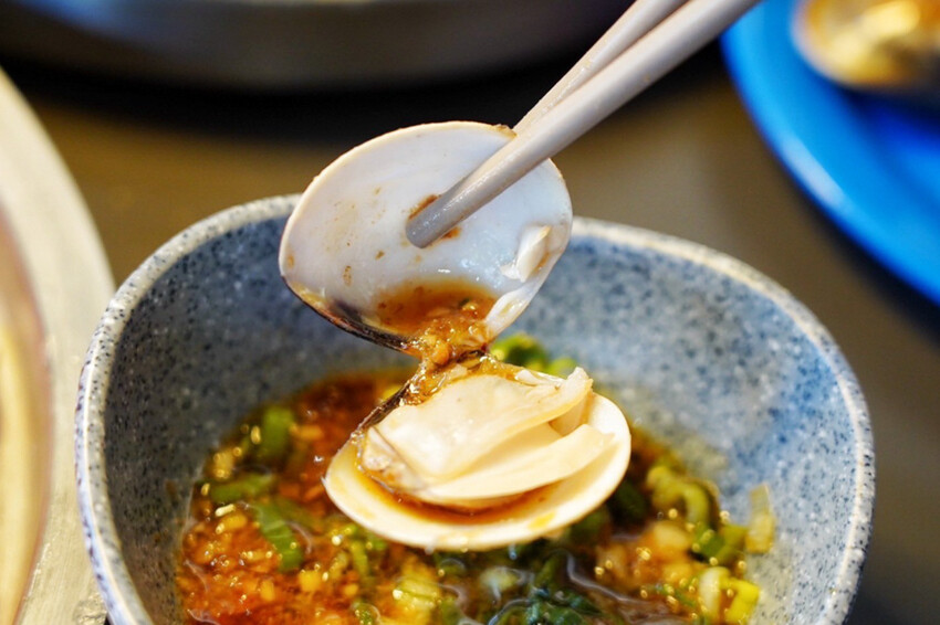 距離華泰名品城3分鐘車程!招牌石頭麻油炒魷魚干、辛香料~現場爆炒香氣好逼人