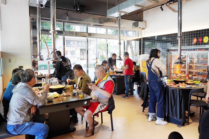 距離華泰名品城3分鐘車程!招牌石頭麻油炒魷魚干、辛香料~現場爆炒香氣好逼人