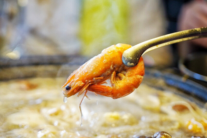 距離華泰名品城3分鐘車程!招牌石頭麻油炒魷魚干、辛香料~現場爆炒香氣好逼人