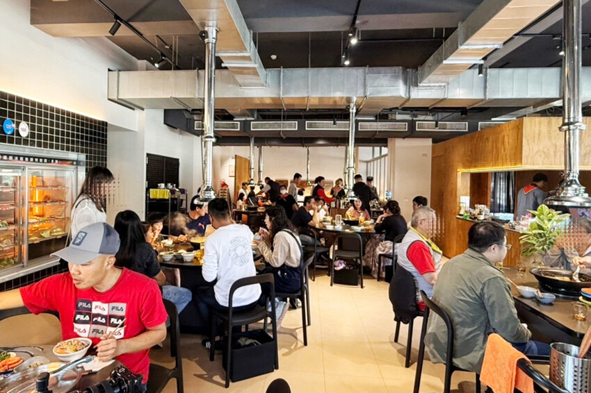 距離華泰名品城3分鐘車程!招牌石頭麻油炒魷魚干、辛香料~現場爆炒香氣好逼人