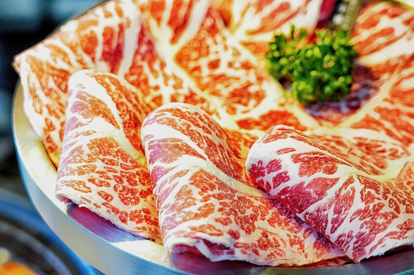 距離華泰名品城3分鐘車程!招牌石頭麻油炒魷魚干、辛香料~現場爆炒香氣好逼人