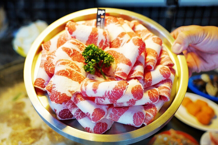 距離華泰名品城3分鐘車程!招牌石頭麻油炒魷魚干、辛香料~現場爆炒香氣好逼人