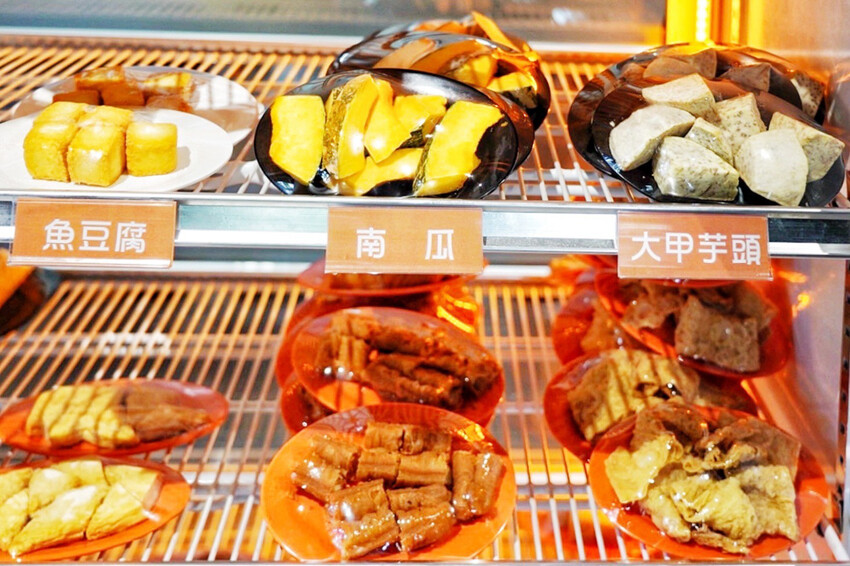 距離華泰名品城3分鐘車程!招牌石頭麻油炒魷魚干、辛香料~現場爆炒香氣好逼人