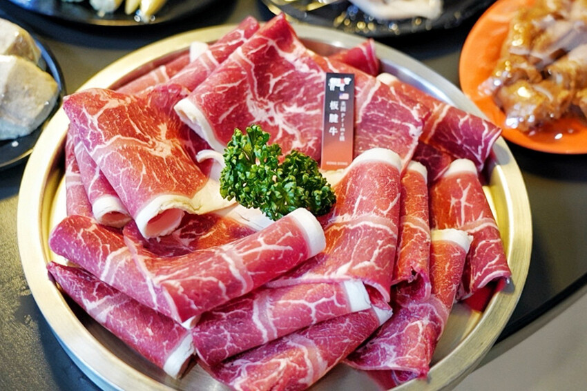 距離華泰名品城3分鐘車程!招牌石頭麻油炒魷魚干、辛香料~現場爆炒香氣好逼人