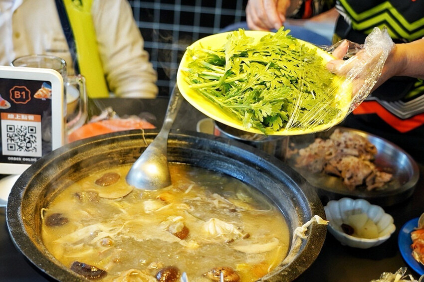 距離華泰名品城3分鐘車程!招牌石頭麻油炒魷魚干、辛香料~現場爆炒香氣好逼人